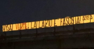 Copertina di Lazio, lo striscione contro Hysaj: “Verme, la Lazio è fascista”. Ma la dirigenza lo difende: “Mantenere clima di serenità”