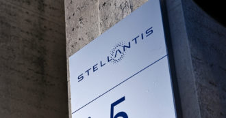 Copertina di Stellantis, 800 dipendenti in uscita con esodo incentivato. Fiom: “È come se chiudesse una fabbrica di medie dimensioni”