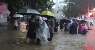 Copertina di Cina, alluvione a Zhengzhou: città inondata e metropolitana sommersa dall’acqua. Le vittime salgono a 25, migliaia gli sfollati
