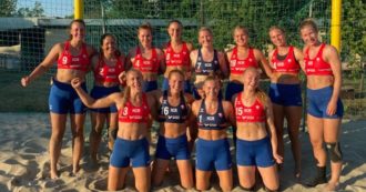 Copertina di Pallamano, multate perché rifiutano la divisa-bikini: il caso della nazionale femminile norvegese di handball su sabbia