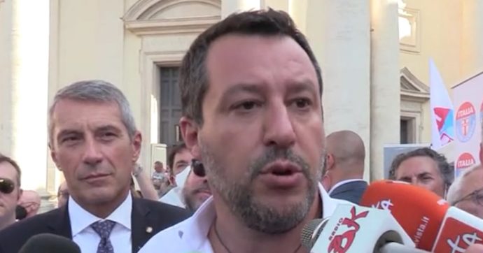 Matteo Salvini e la foto con un QR code che somiglia molto al Green Pass. I commenti: “È il menù del bar?” “Foto studiata”