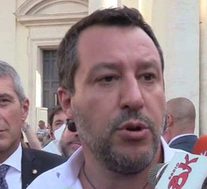 Voghera, Salvini: “Normale andare in giro con una pistola se si ha il porto d’armi”. E glissa sulla presa di distanza: “In base a cosa?”