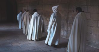 Copertina di Miracoli, leggende e fagotti: il viaggio per Santiago resta senza tempo