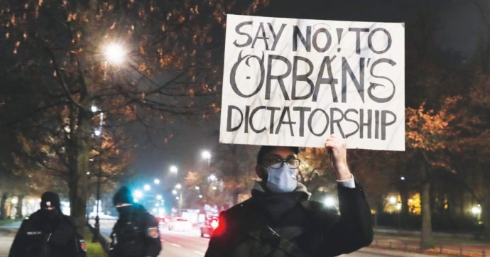 Copertina di “Caso Pegaso, Orbán racconta all’Ungheria che è colpa di Soros”