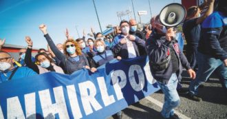 Copertina di Whirlpool Napoli, operai di nuovo in piazza. Occupati binari in stazione: “Non molliamo”