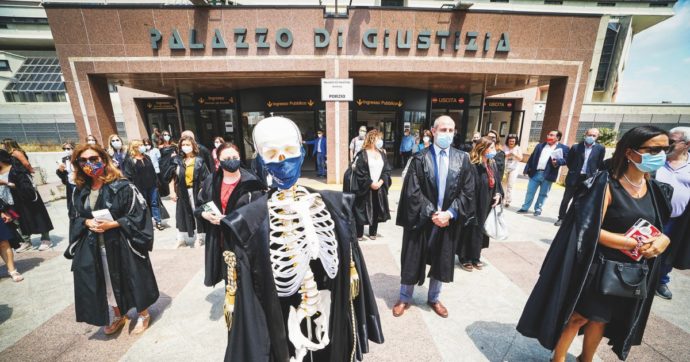 Pure i giudici di Napoli umiliano la ministra: “Riforma per impuniti”