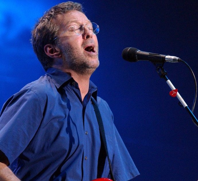 Eric Clapton contro il Green Pass: “Non suonerò nei locali che lo richiedono, no a pubblico discriminato”