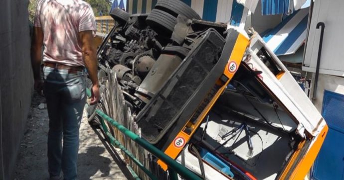 Mini bus va fuori strada a Capri e precipita per 5-6 metri su uno stabilimento balneare: morto l’autista, 23 feriti