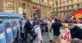 Copertina di G20 a Napoli, la città è blindata. Tensione tra manifestanti e polizia con lancio di palloncini pieni d’acqua: “Ennesima passerella dei potenti”