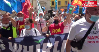 Copertina di Whirlpool, nuova protesta dei lavoratori al Mise. I sindacati: “Governo obblighi azienda a stoppare licenziamenti e chiusura di Napoli” – Video