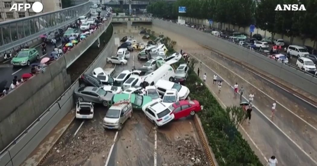 Le macchine impilate bloccano l’autostrada sommersa dal fango: le impressionanti immagini dopo l’alluvione in Cina – Video