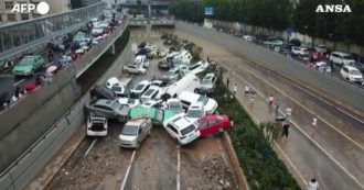 Copertina di Le macchine impilate bloccano l’autostrada sommersa dal fango: le impressionanti immagini dopo l’alluvione in Cina – Video