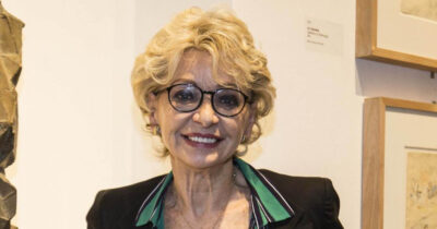 Copertina di Addio a Enrica Bonaccorti, signora della tv | Regina di garbo, charme e di malinconia. Il successo in tv, i grandi amori, il legame con Renato Zero, la malattia