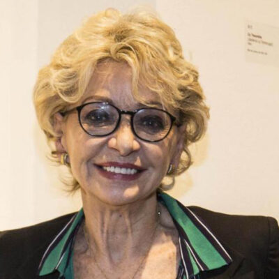 Copertina di È morta Enrica Bonaccorti, regina di garbo, charme e di malinconia. Il successo in tv, i suoi quattro grandi amori, il legame speciale con Renato Zero e l’annuncio del tumore al pancreas