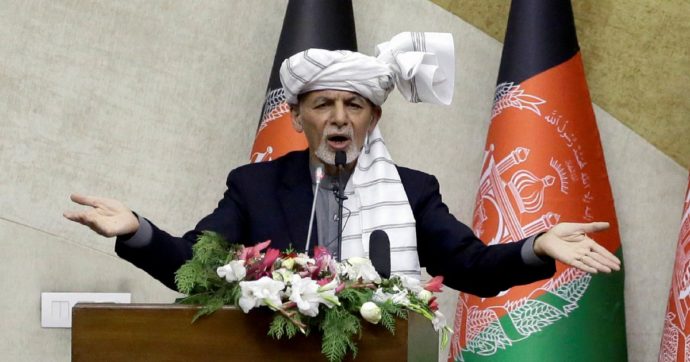 Gli ultimi giorni di Ghani, stretto tra Talebani e Isis