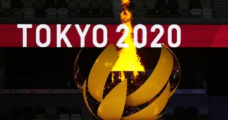 Copertina di Tokyo 2021, la torcia olimpica è accesa. Iniziano i Giochi post pandemia, dall’allegria degli Azzurri alla delegazione dei Rifugiati