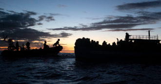 Copertina di Migranti, soccorsi in 50 alla deriva a largo di Lampedusa. Open Arms: “Tra di loro anche un neonato”. Altri 130 a largo della Libia
