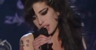 Copertina di Amy Winehouse, il suo migliore amico Tyler James: “Quando è caduta nella dipendenza non era più come la conoscevo…”