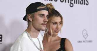 Copertina di Justin Bieber annuncia: “Divento papà”, ma la moglie Hailey lo corregge. Ecco cos’è accaduto