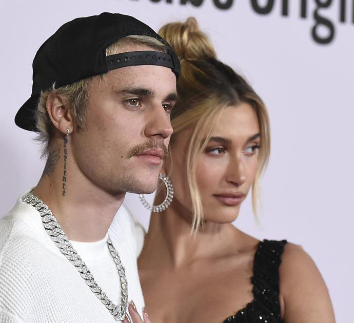 Justin Bieber annuncia: “Divento papà”, ma la moglie Hailey lo corregge. Ecco cos’è accaduto