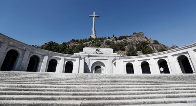 Copertina di Sanchez blocca i fondi al mausoleo franchista. La Spagna nella quinta ondata senza stato d’emergenza