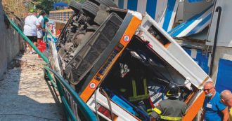 Copertina di Tre persone rinviate a giudizio per il bus precipitato a Capri: non hanno vigilato sulla salute dell’autista e sulla sicurezza della strada