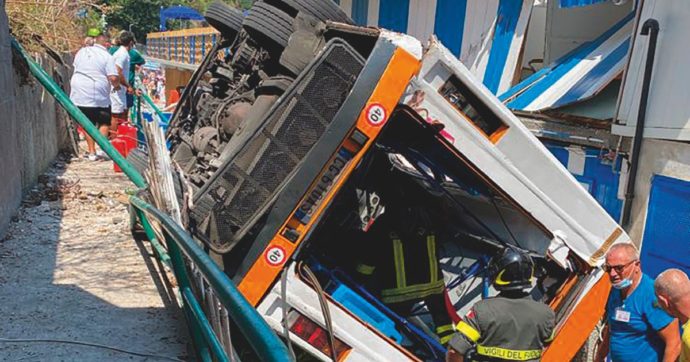 Tre persone rinviate a giudizio per il bus precipitato a Capri: non hanno vigilato sulla salute dell’autista e sulla sicurezza della strada