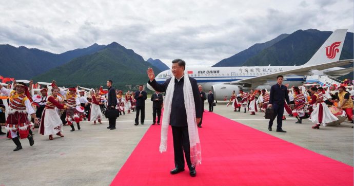 Xi Jinping visita il Tibet, è la prima volta di un presidente cinese dal 1990: “Stabilità duratura e sviluppo per la regione”