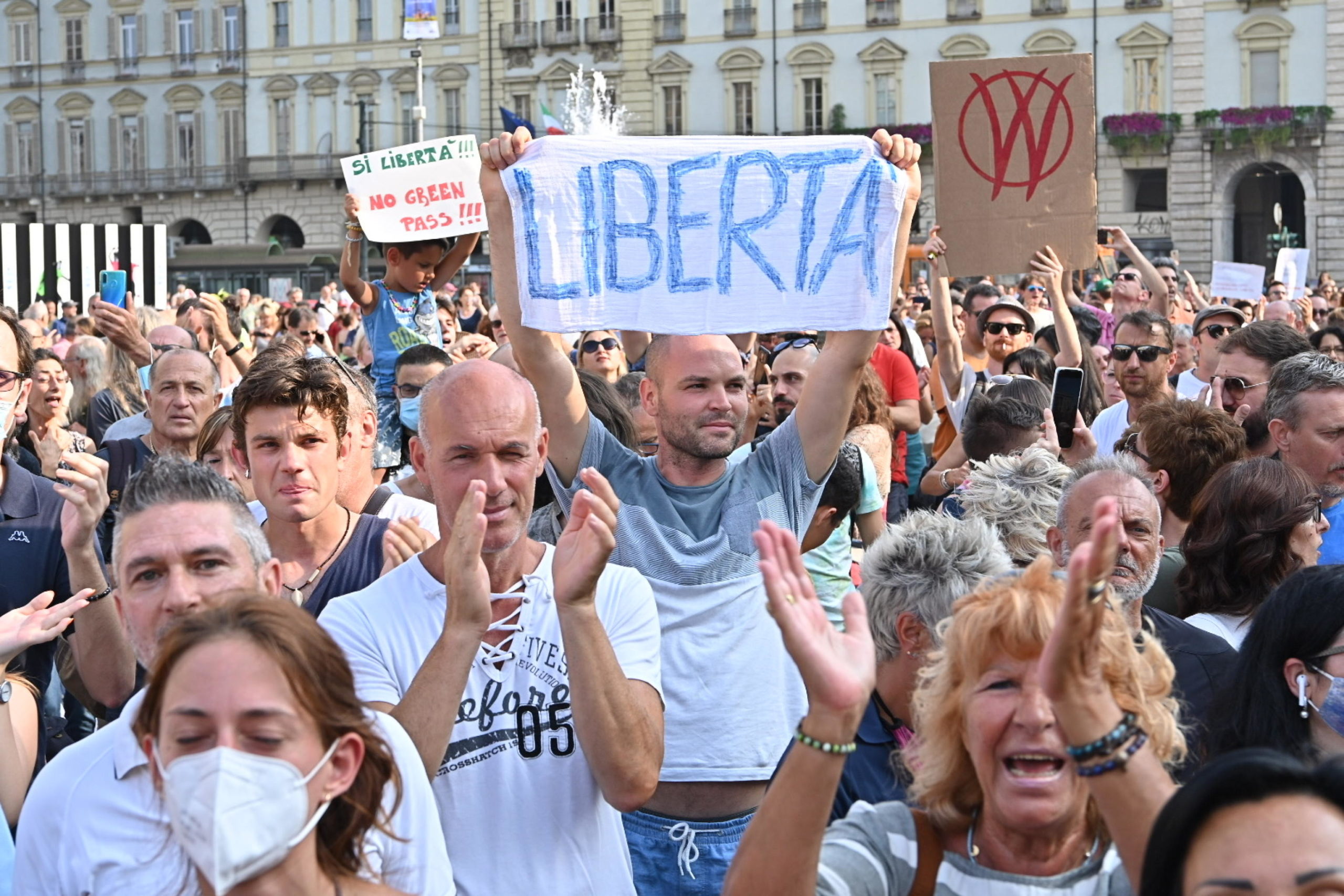 No green pass, thousands of people in the squares all over Italy.  Choruses and insults to Draghi: “Freedom, we go where we want”.  The neo-fascists also adhere to Rome