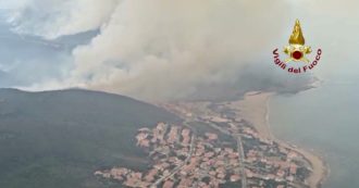 Copertina di Roghi in Sardegna, vigili del fuoco al lavoro per spegnere le fiamme: le immagini riprese dall’elicottero