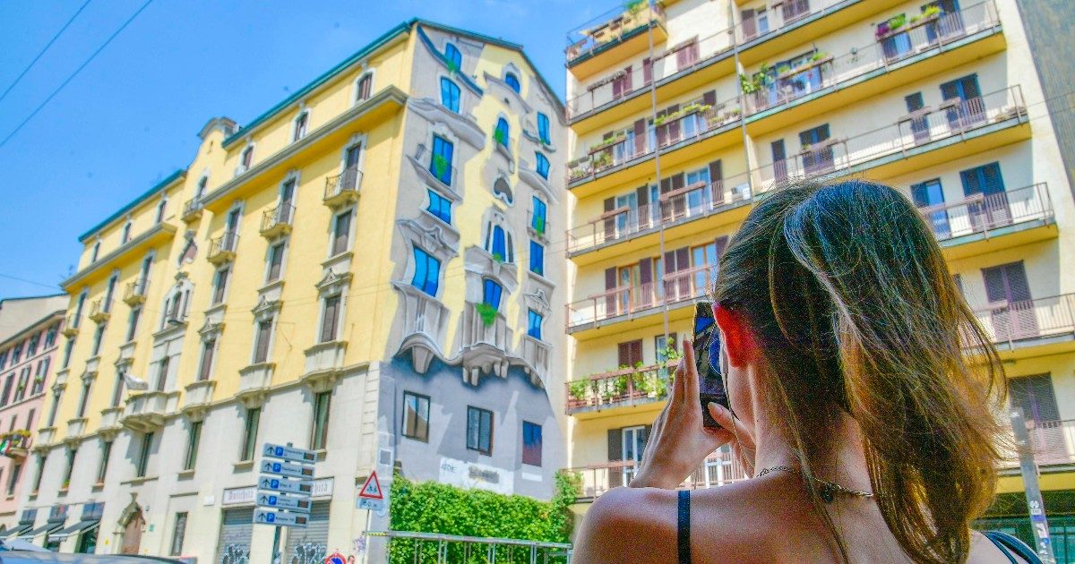 Milano come Barcellona: spunta un murale che ricorda gli edifici di Gaudì