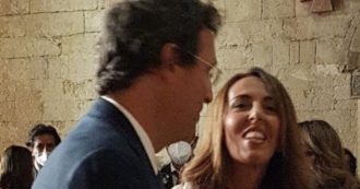 Copertina di Alessandra Sardoni si è sposata, Enrico Mentana lo annuncia con una foto: “Un altro Royal Wedding”