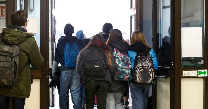 “Abusi sessuali sui ragazzi di una scuola media”: arrestato bidello 56enne nel Bresciano