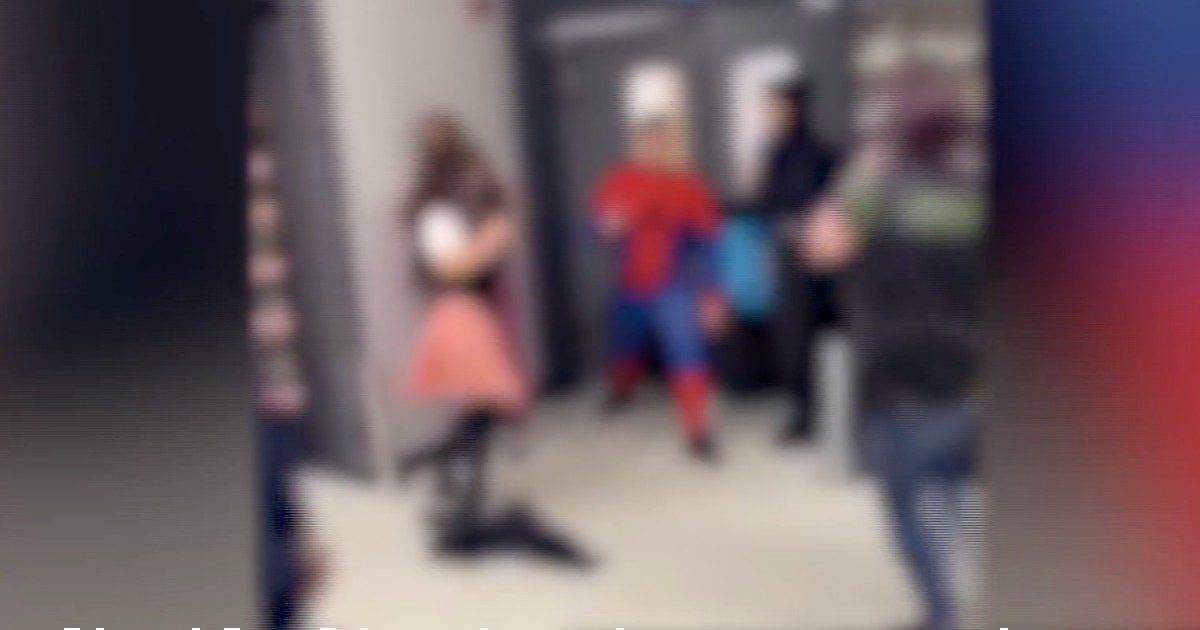 Entrano in un negozio vestiti da Spiderman, Superman e Ali G e iniziano a picchiare tutti: cinque arresti