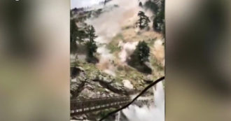 Copertina di India, frana si stacca dalla montagna e i massi distruggono un ponte: 9 morti – Video