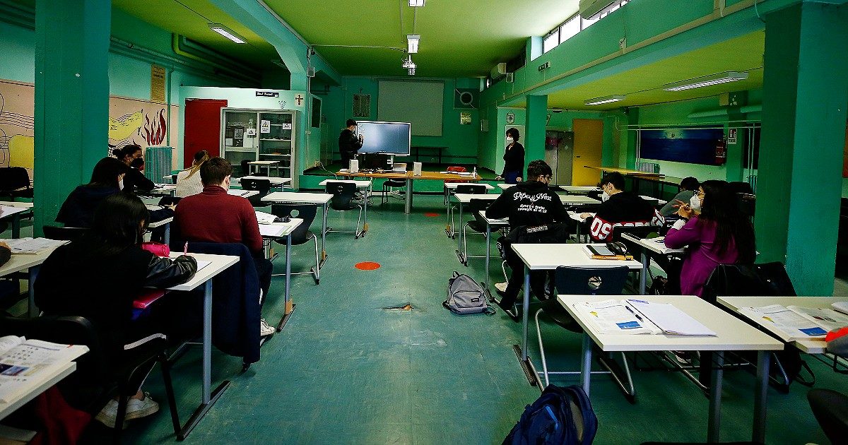 Riapertura delle scuole, i sindacati al governo: “Servono indicazioni operative” su vaccini, distanziamento, spazi. E Bassetti: “Stiamo rimpiangendo la Azzolina”