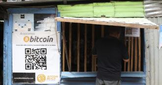 Copertina di Sogno Amazon per il bitcoin, la valuta digitale sale a 40mila dollari su voci di un interessamento del colosso e-commerce