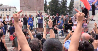 Copertina di Sit in contro il green pass a Roma, centinaia di persone in piazza del Popolo: tensione tra manifestanti e giornalisti – Video