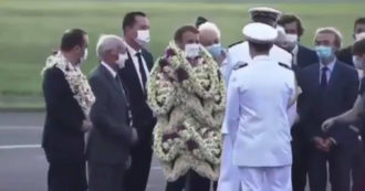 Copertina di Macron ricoperto di collane di fiori al suo arrivo in Polinesia: il video è virale ma attenzione al finale