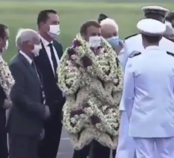 Macron ricoperto di collane di fiori al suo arrivo in Polinesia: il video è virale ma attenzione al finale