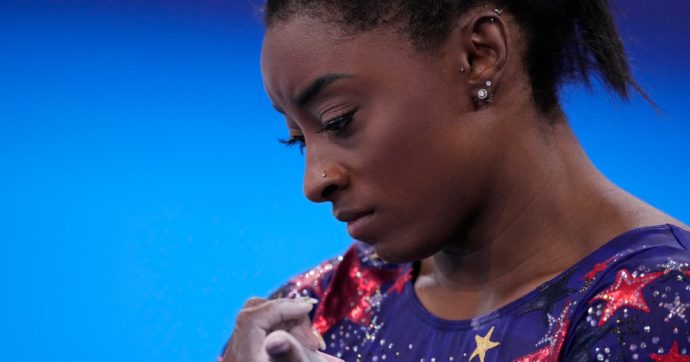 Simone Biles confessa: “Soffro di twisties”. Ecco cosa c’è dietro il suo ritiro alle Olimpiadi di Tokyo
