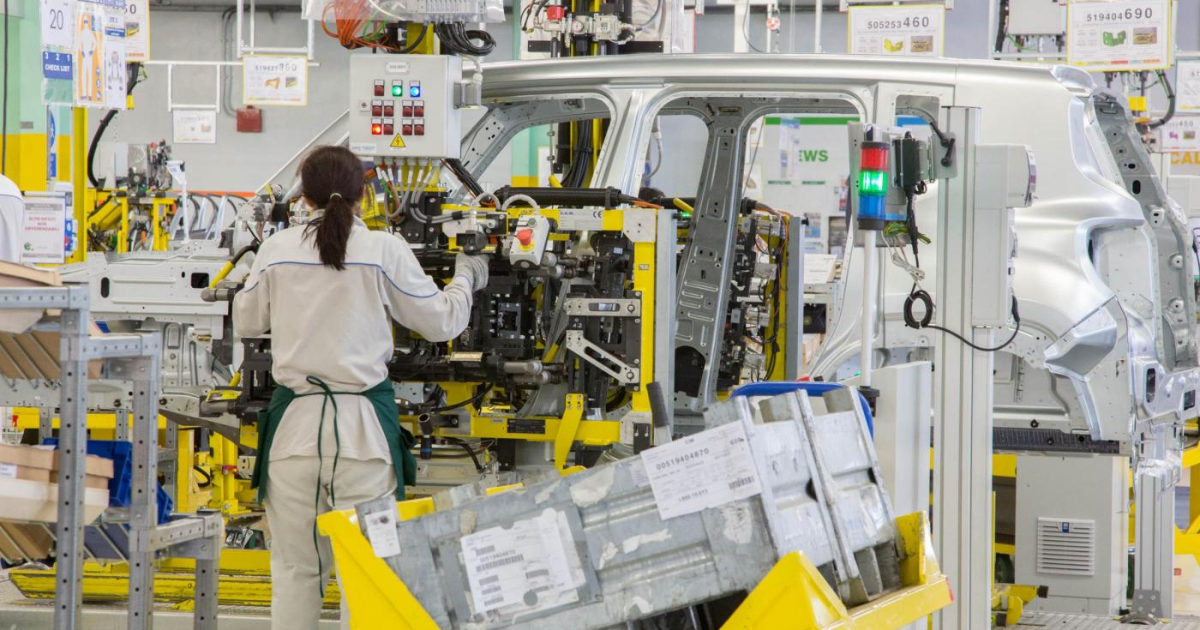 Auto, la svolta “elettrica” avrà forte impatto sul lavoro. Per la Ue saldo finale positivo, ma l’Italia sconta ritardi negli investimenti e nella formazione