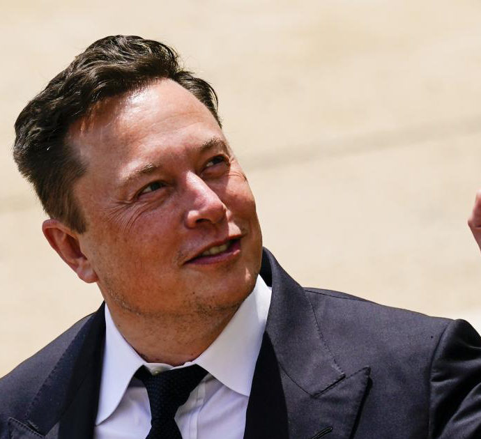 Elon Musk conferma che la spunta blu sarà a pagamento: “8 dollari al mese, potere al popolo”