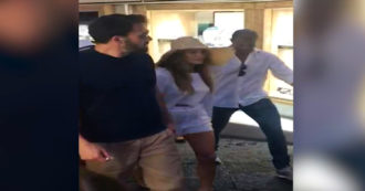 Copertina di Jennifer Lopez e Ben Affleck, Luna di Miele a Capri dopo il ritorno di fiamma: eccoli mano nella mano tra i fan in delirio – VIDEO