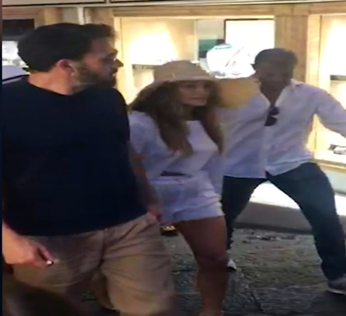 Jennifer Lopez e Ben Affleck, Luna di Miele a Capri dopo il ritorno di fiamma: eccoli mano nella mano tra i fan in delirio – VIDEO