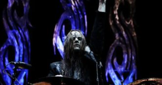 Copertina di Slipknot, addio a Joey Jordison: per alcuni ‘solo una maschera’, per tutti uno dei più influenti batteristi di sempre