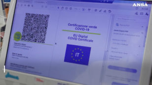 Copertina di VerificaC19, ecco come funziona l’app per controllare il green pass