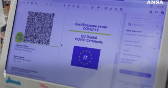 Copertina di VerificaC19, ecco come funziona l’app per controllare il green pass