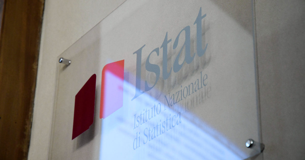 Istat, il censimento 2020: “59,2 milioni di residenti, -405mila sul 2019. La pandemia ha accentuato la recessione demografica, differenza tra morti e nati mai così ampia dal 1918”