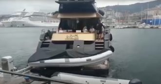 Copertina di Genova, la manovra in porto è maldestra. Lo yacht combina un doppio disastro: “Ma cosa fa? Complimenti!” (video)